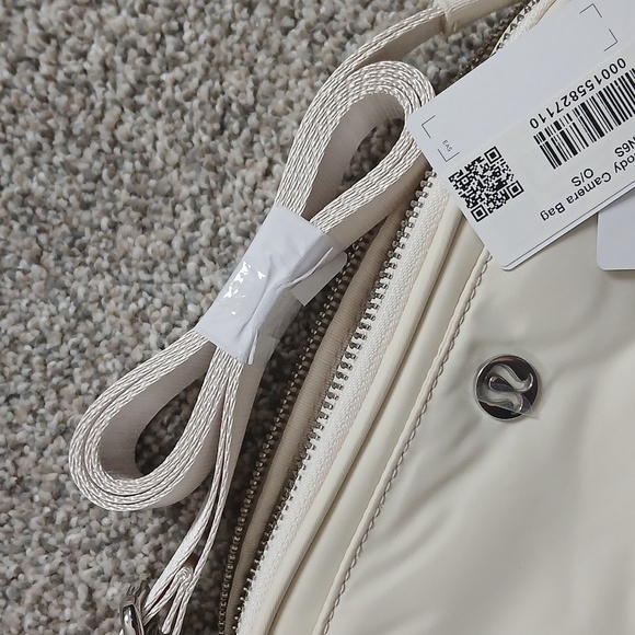 ✳️Lululemon Cream Crossbody Camera Bag White NWT 2L - Picture 6 of 10